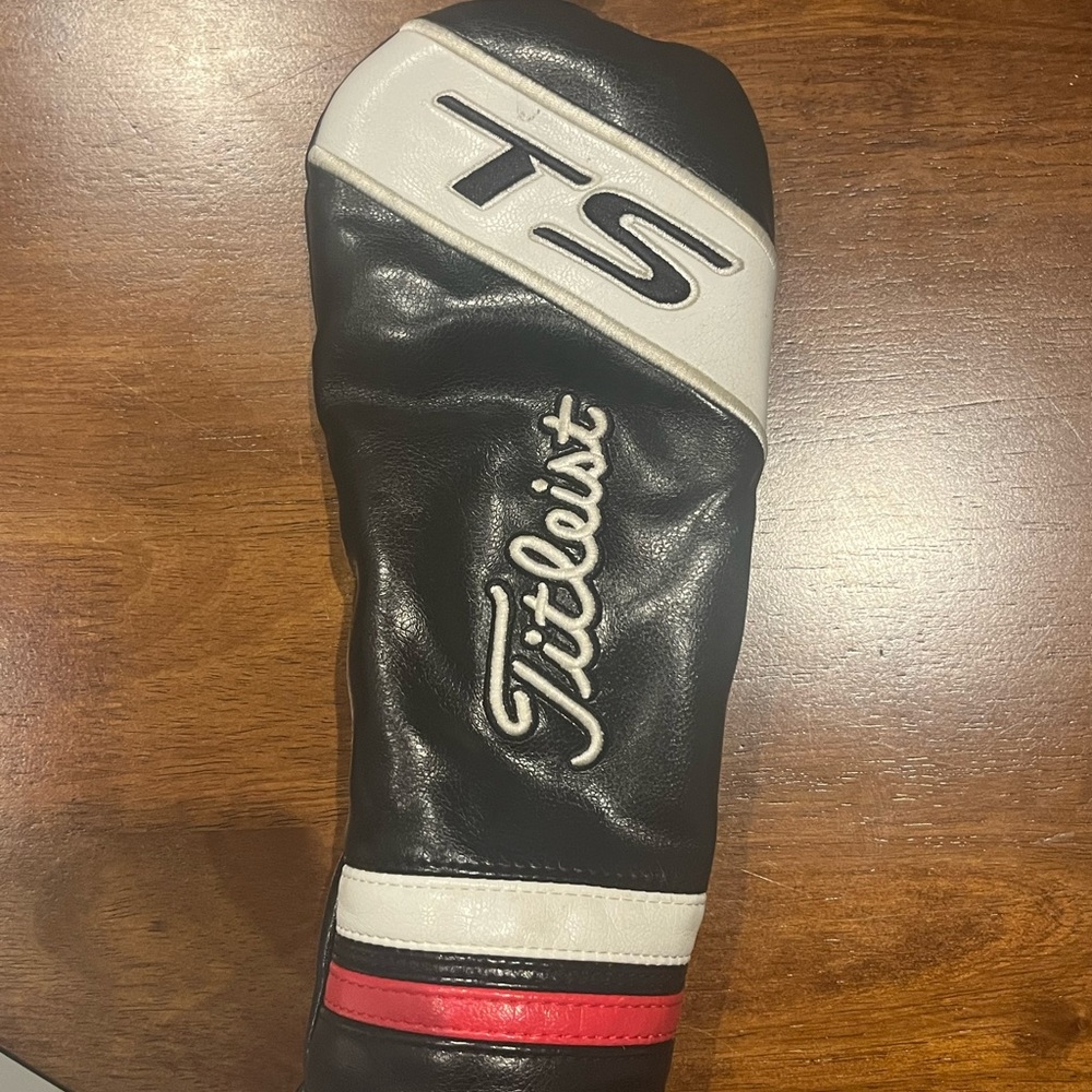 Black Titleist  16.5 wood cover